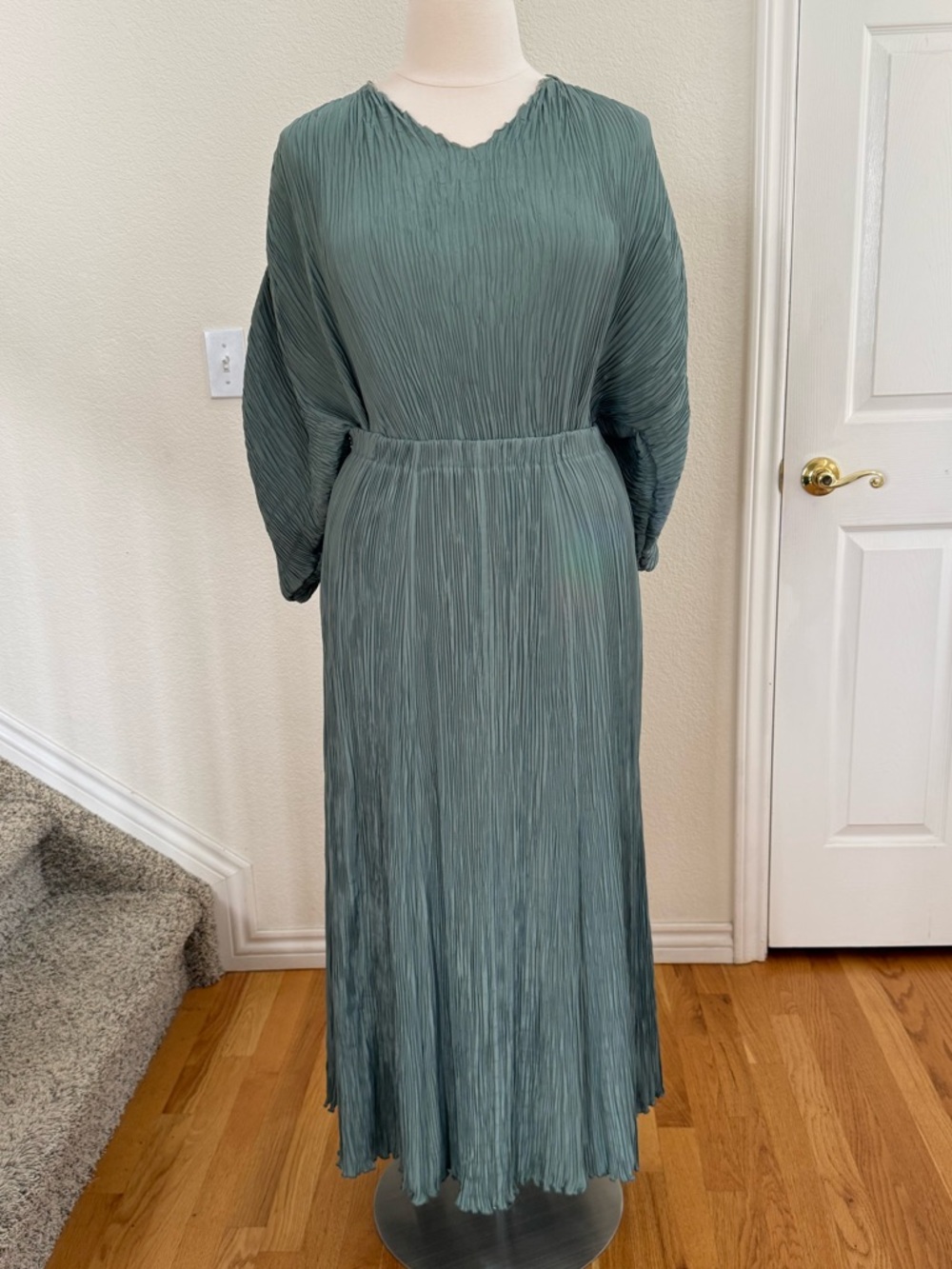 Signed, hand colored & pleated sage green top/shirt. - Picture 2 of 16
